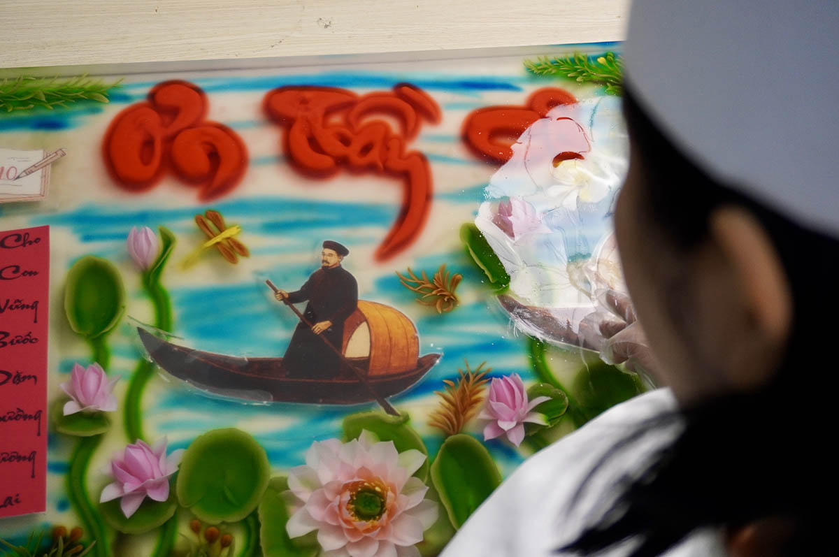 11월 20일 호치민시에서 선생님께 감사를 표하는 1m 길이의 먹을 수 있는 예술 그림에 감명을 받았습니다.