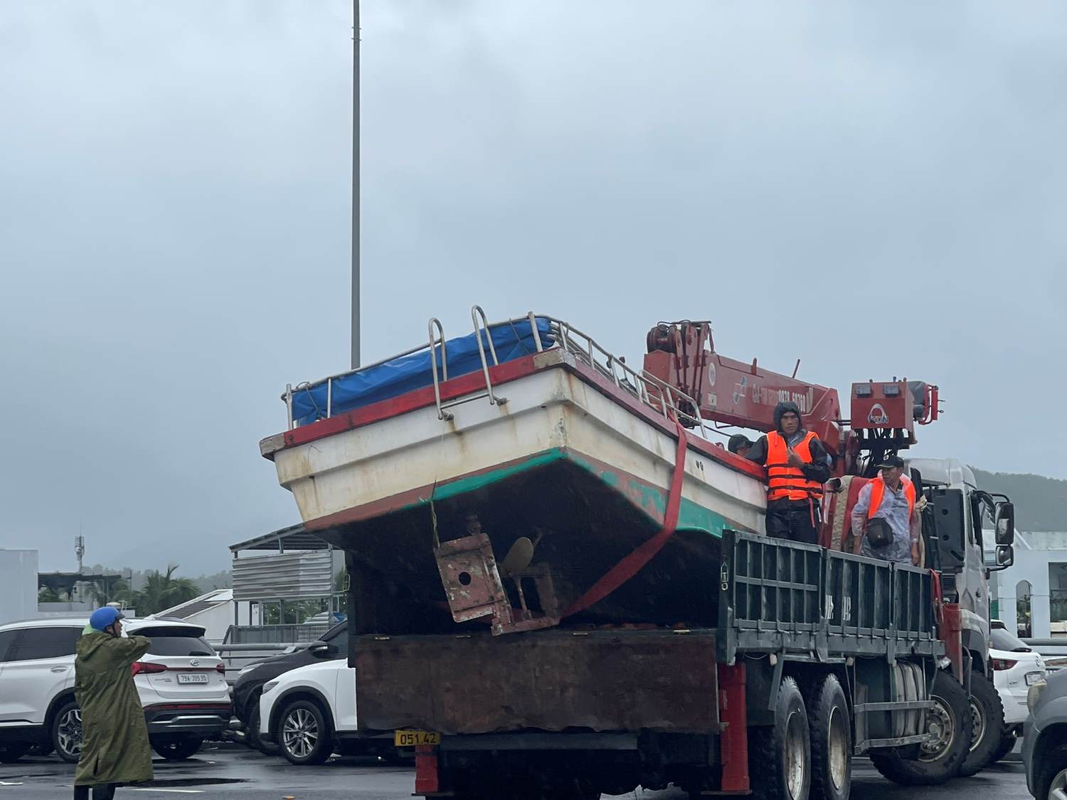 Hang chuc cano, tuyen, ghe cua luc luong chuc nang va nguoi dan duoc huy dong den doan duong 23/10 vao cong Khu Do thi Vinh Diem Trung sang 20.11 de cuu nhung nguoi dan bi co lap. Anh: Phuong Linh