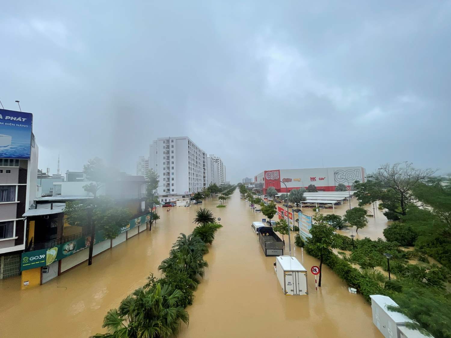 Duong 19/5, Vinh Hiep, phuong Tay Nha Trang ghi nhan muc nuoc dang cao chua tung co, hang tram gia dinh khu vuc nay cau cuu trong dem. Anh: Phuong Linh