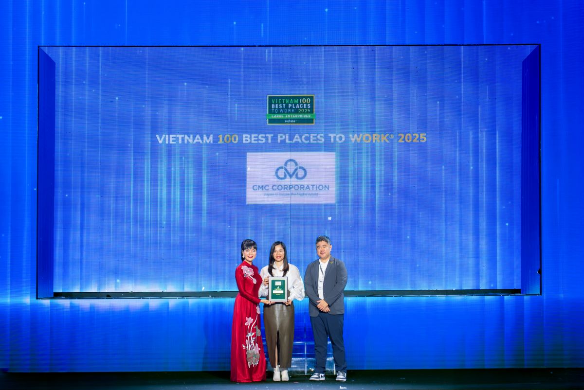CMC representative, Ms. Dang Thi Thanh Thuy - Head of the Youth Union Human Resources Department received the Top 100 Best Workplaces in Vietnam 2025. Photo: DNCC