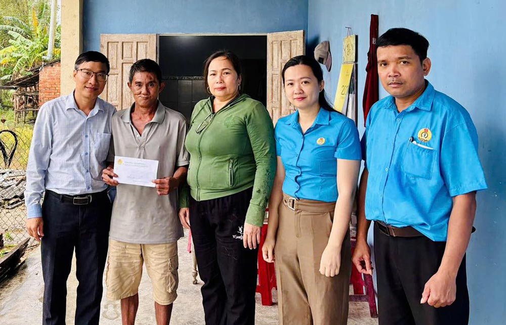 El Sindicato de la comuna de Chien Dan en Da Nang visita y entrega regalos a empresas y familias de miembros del sindicato afectados por los tornados. Foto: Sindicato de Chien Dan.