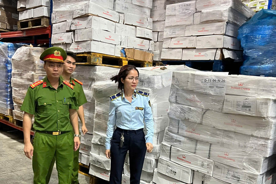 786 thung giay bia carton chua dung xuong lung lon dong lanh da bi luc luong QLTT Ha Noi tam giu. Anh: Doi QLTT so 10