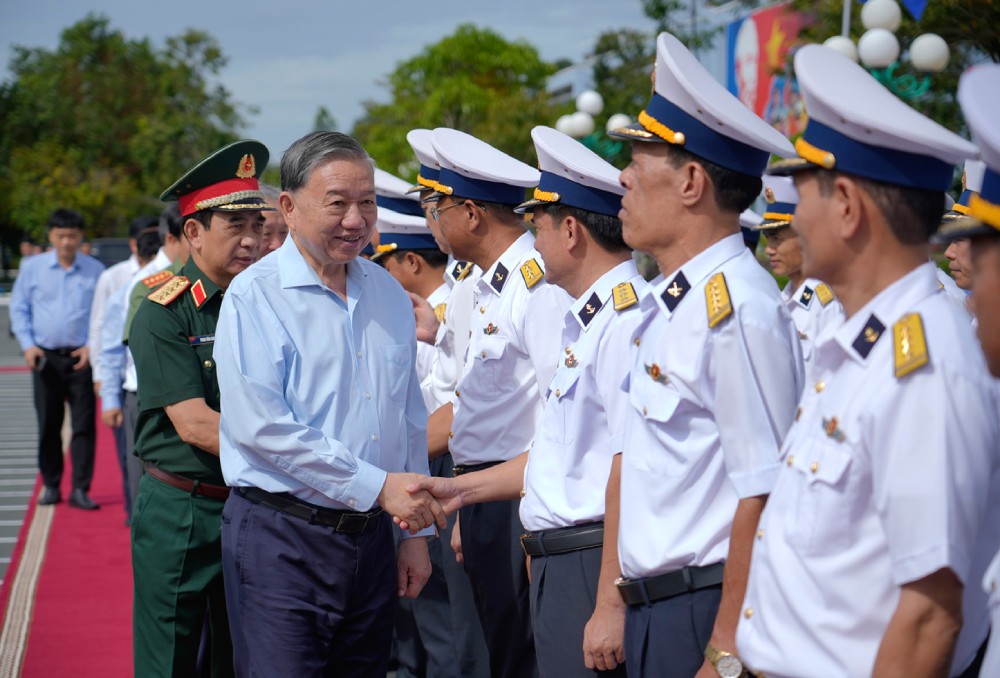 General Secretary To Lam visited officers and soldiers of the Naval Region 5 Command. Photo: Tay Ho/An Giang Newspaper