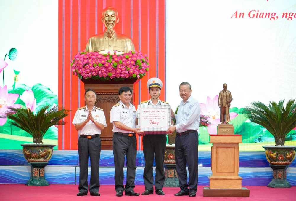 Tong Bi thu To Lam tang qua cho can bo, chien si Vung 5 Hai quan. Anh: Tay Ho/ Bao An Giang