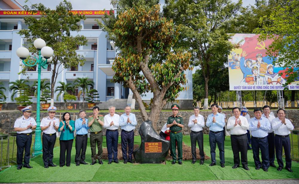 Tong Bi thu To Lam tham gia trong cay luu niem tai Bo Tu lenh Vung 5 Hai quan. Anh: Tay Ho/ Bao An Giang