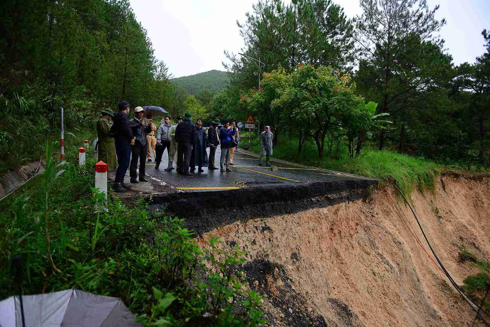 Co quan chuc nang tinh Lam Dong kiem tra vi tri sat lo lam deo Mimosa gay doi. Anh: Phuc Khanh
