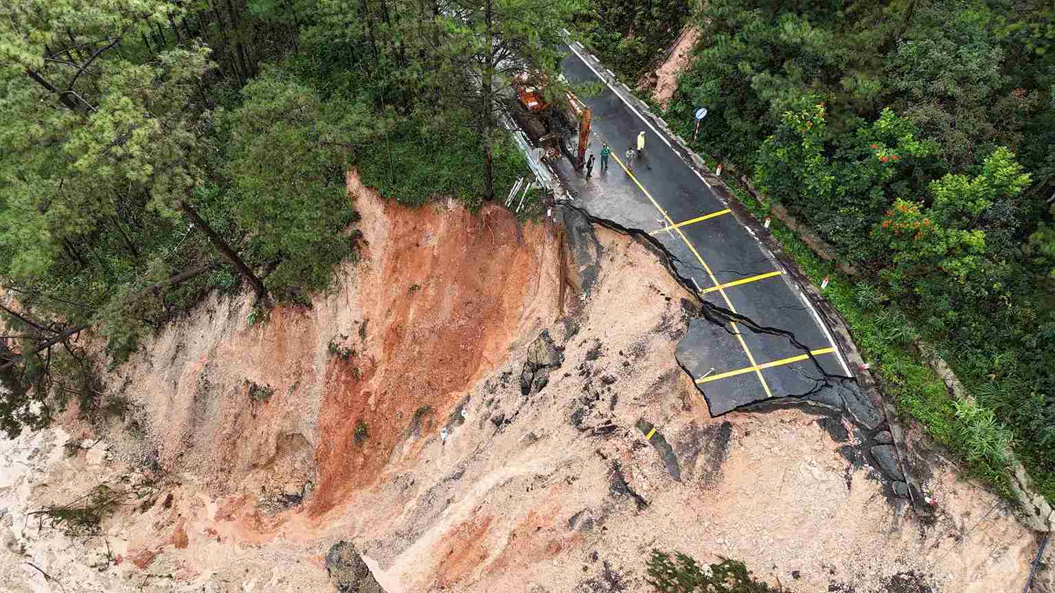 Deo Mimosa bi sat lo lam dut gay vao khuya 19.11. Anh: Phuc Khanh
