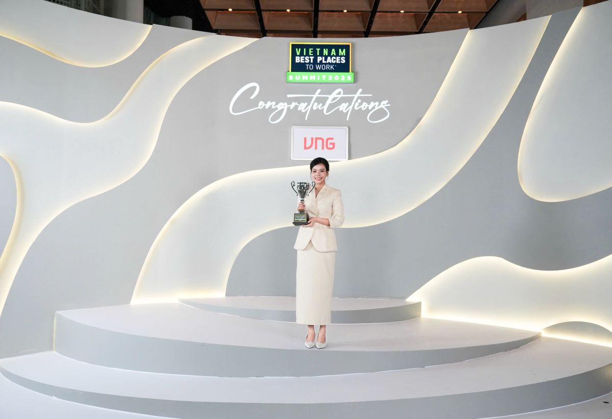 Ms. Tran Xuan Ngoc Thao, Director of Human Resources and Communications of VNG at the awards ceremony organized by Anphabe. Photo: DNCC