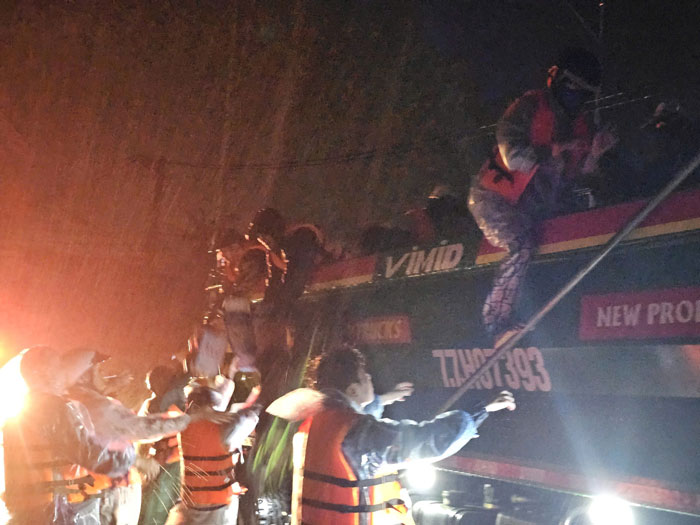 Van chuyen dau cho nha may cap nuoc. Anh: Hoai Luan