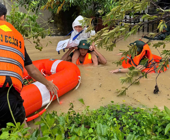 Soldiers evacuate people in Gia Lai during floods. Photo: DVCC