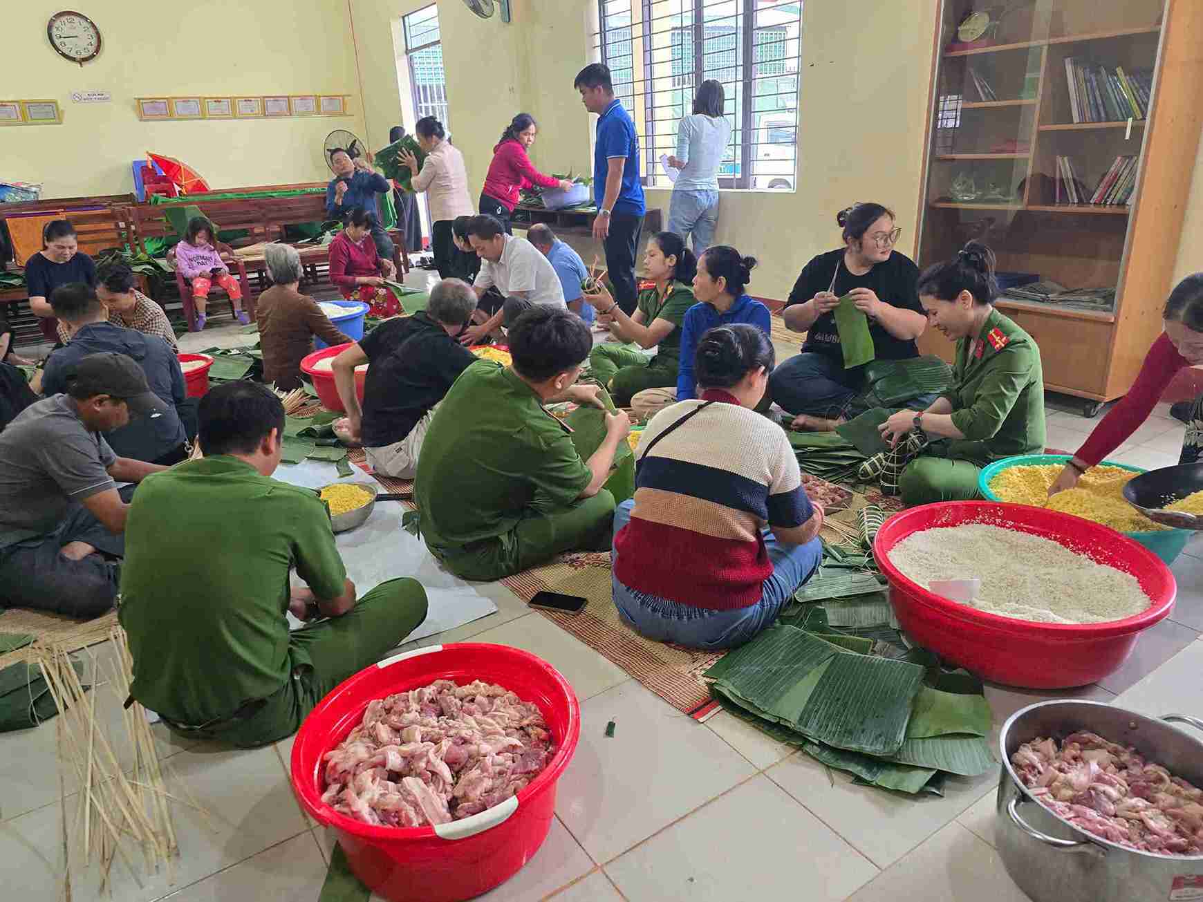 Nguoi dan, luc luong cong an cung nhau goi va nau banh chung gui ve cho dong bao vung lu. Anh: Cong an cung cap