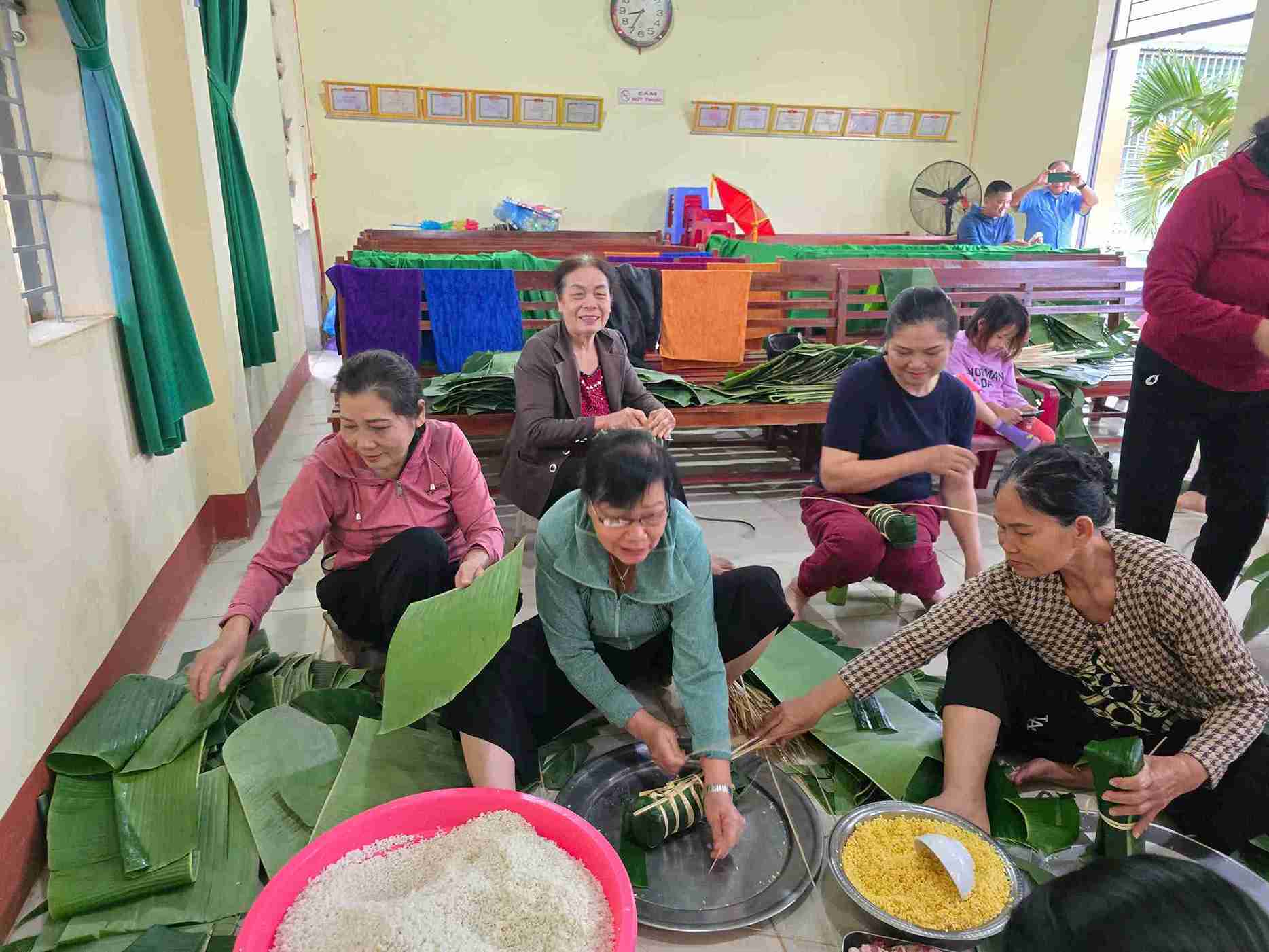 La gente de Dak Lak cocina banh chung para enviar a la gente afectada por las inundaciones. Foto: proporcionada por la policia