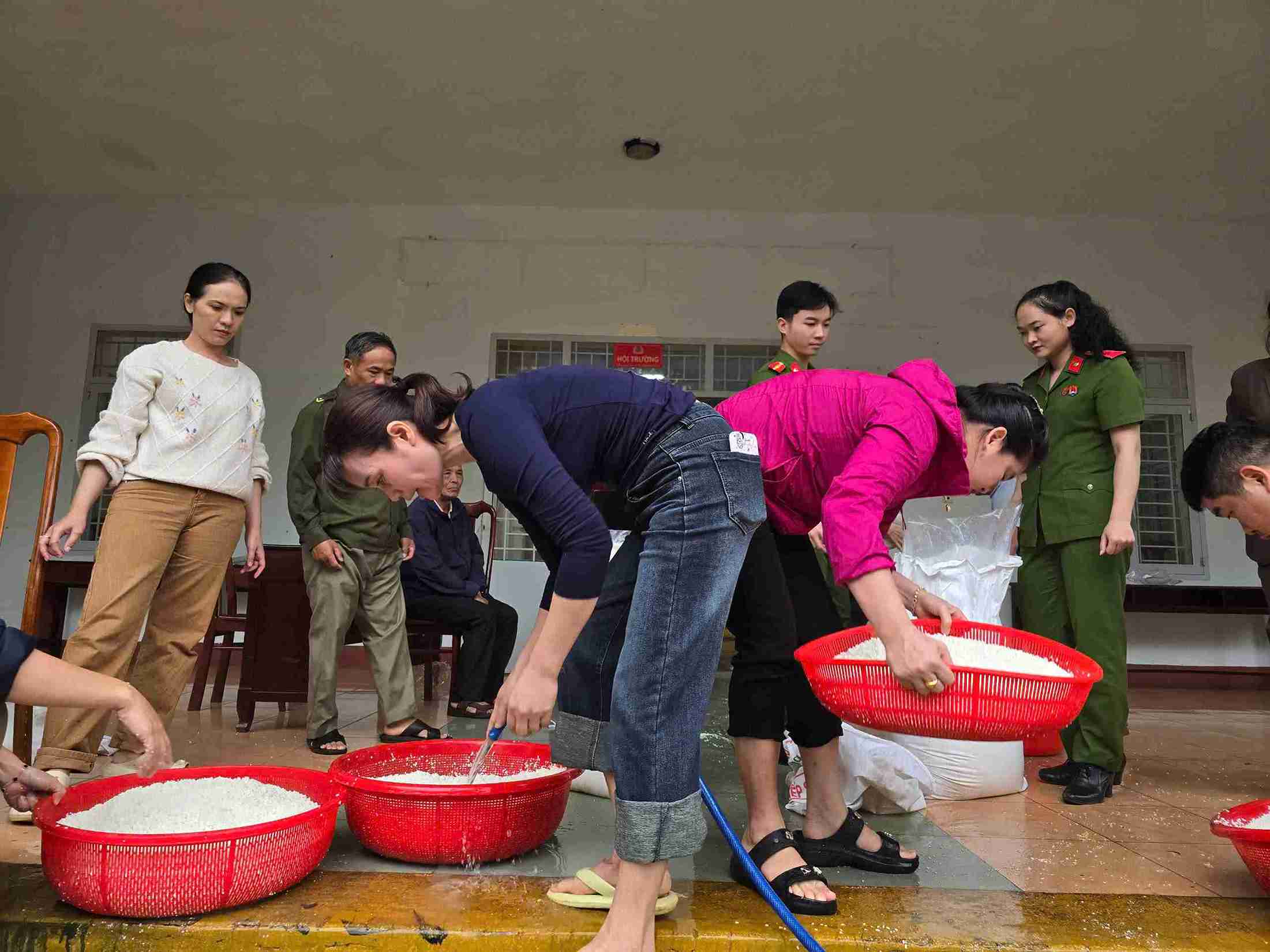 Cong viec duoc tien hanh mot cach khan truong. Anh: Cong an cung cap