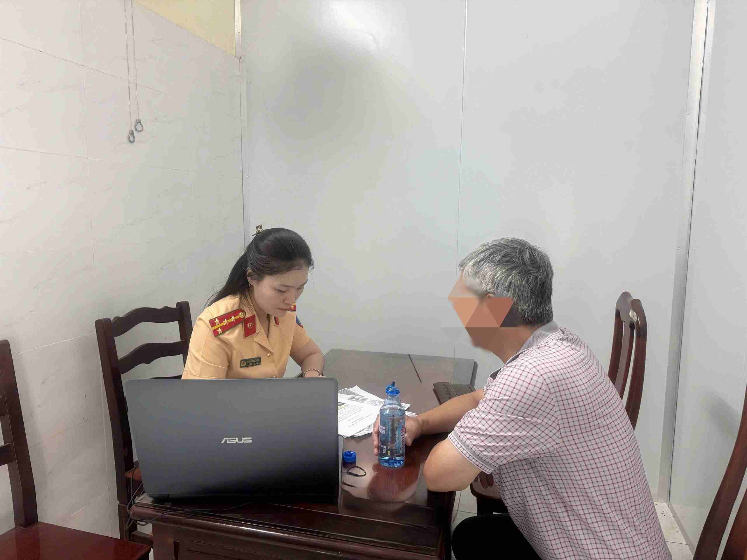 CSGT xu phat tai xe oto vi danh lan duong cho xe may o phuong Linh Xuan (TPHCM). Anh: PC08