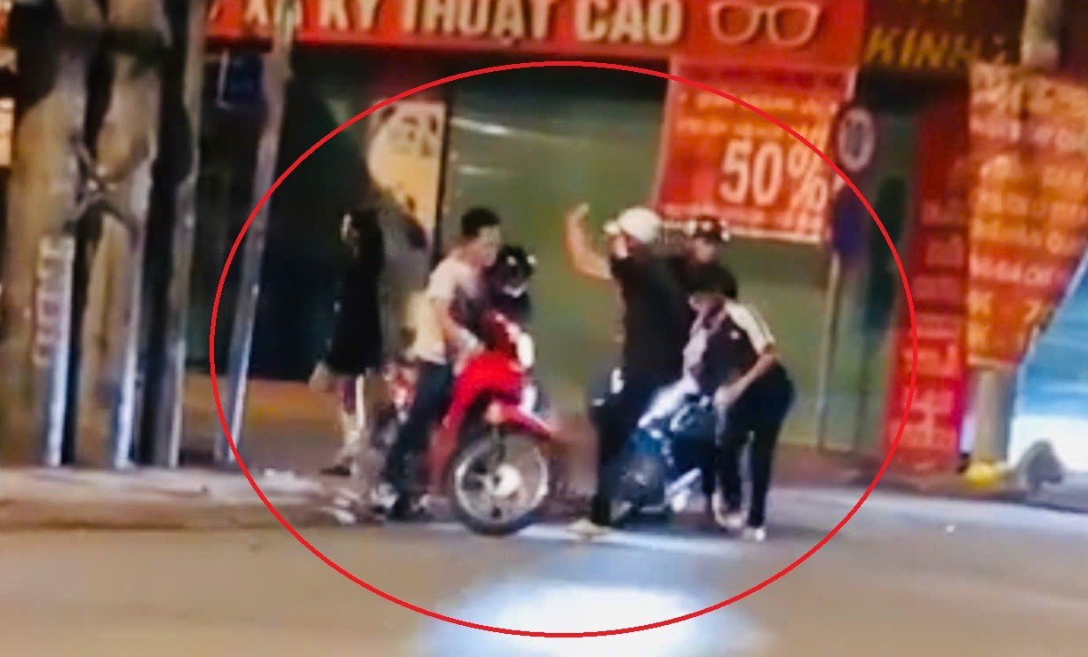 Verify the clip recording the scene of a young man being repeatedly beaten in Vinh Loc commune. Photo cut from clip