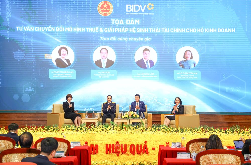 Lanh dao Cuc Thue, BIDV va Hoi tu van Thue tham gia Toa dam tu van chuyen doi mo hinh thue va giai phap he sinh thai tai chinh cho ho kinh doanh. Anh: BIDV