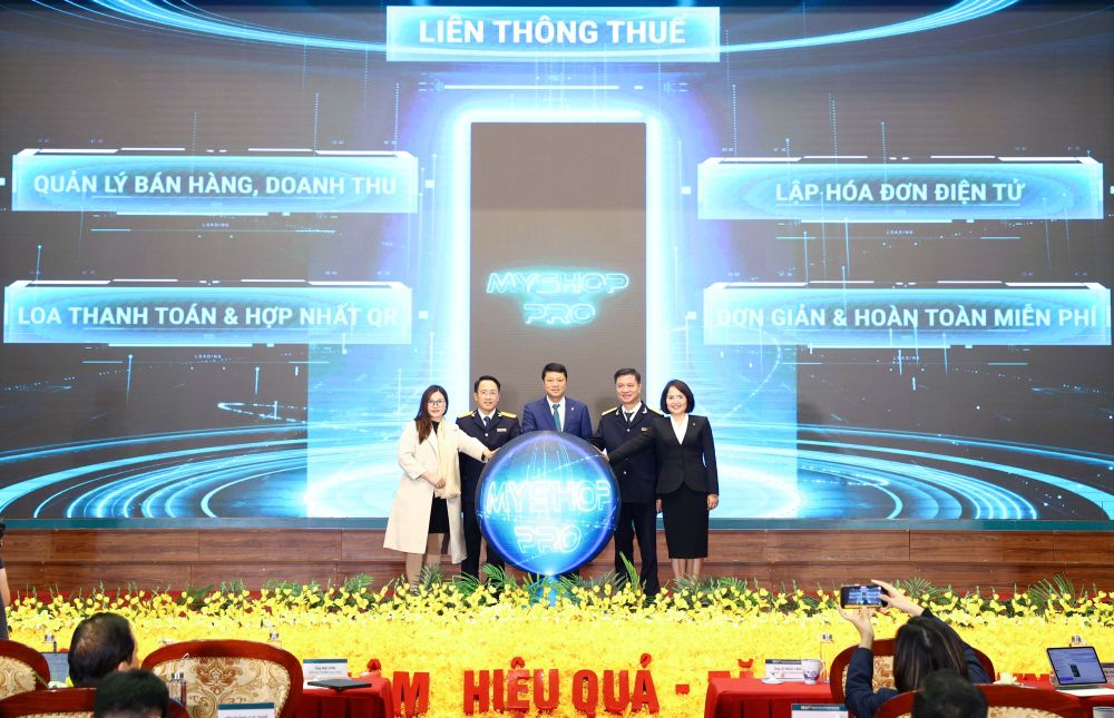 Dai dien Cuc Thue, BIDV va ho kinh doanh thuc hien nghi thuc ra mat MyShop Pro - he sinh thai tai chinh toan dien danh cho tieu thuong, ho kinh doanh. Anh: BIDV
