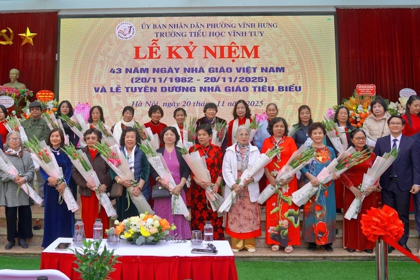  Truong Tieu hoc Vinh Tuy to chuc hoat dong tang hoa tri an nhieu the he nha giao da nghi huu. Anh: Van Cuong