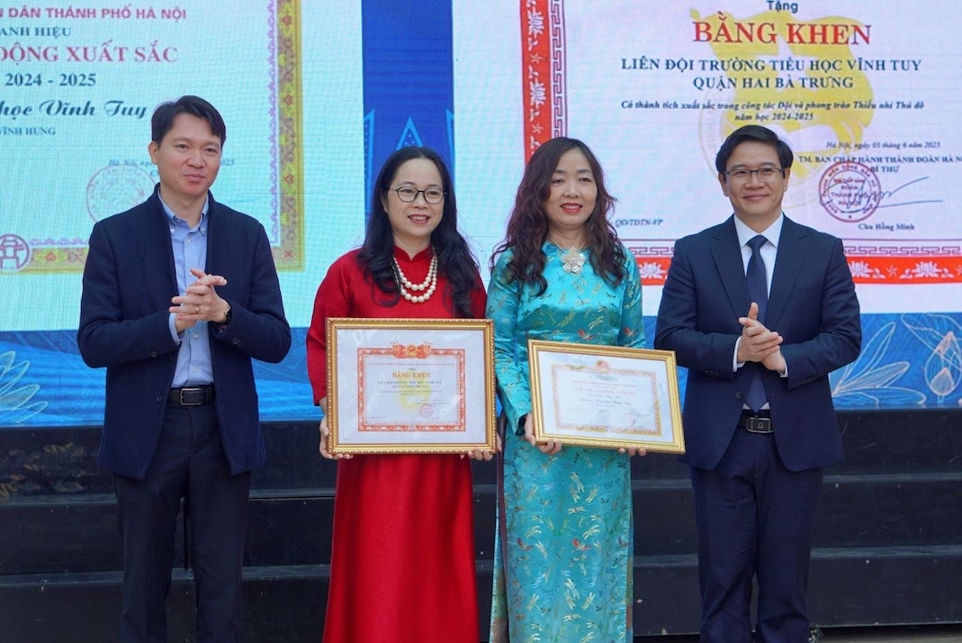 Tap the va cac ca nhan tieu bieu cua Truong Tieu hoc Vinh Tuy nhan danh hieu, bang khen. Anh: Van Cuong 