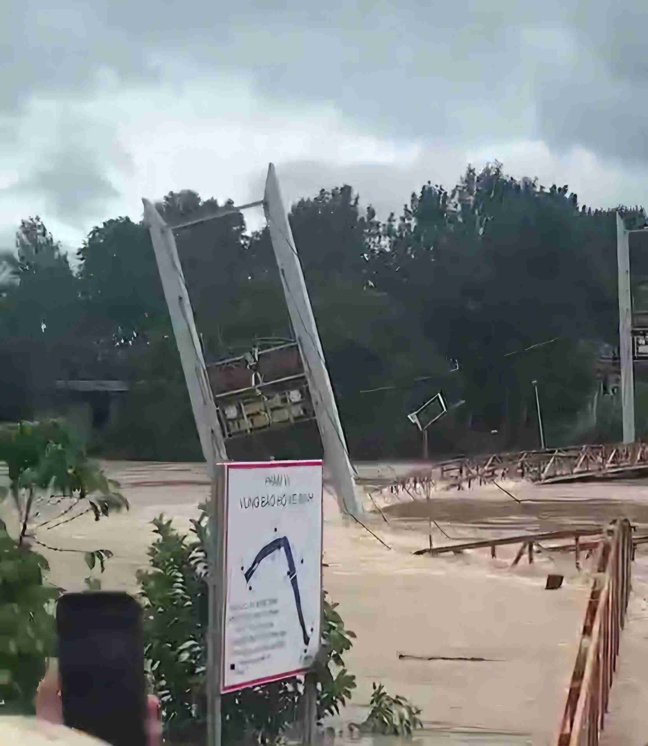 Cau treo Thien chi noi 2 thon Ninh Thien va Thien Chi bi lu cuon troi. Anh: Nguoi dan cung cap