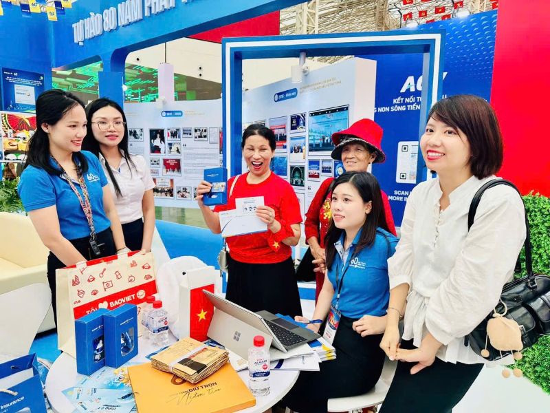 Khach hang tham gia minigame vui nhon, nhan qua tang y nghia. Anh: Bao Viet