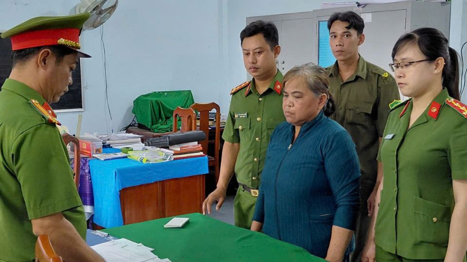 An Phu Tan Commune Police, Vinh Long Province, executed an order to temporarily detain Nguyen Thi Nghiep in connection with an illegal gambling case.