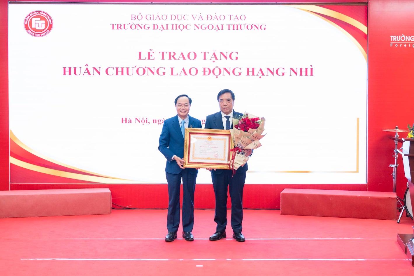 Ong Le Dinh Nghi - Vu truong Vu To chuc can bo, Bo Giao duc va Dao tao trao huan chuong toi PGS, TS Bui Anh Tuan - Nguyen Bi thu Dang uy, Nguyen Hieu truong Truong Dai hoc Ngoai thuong.