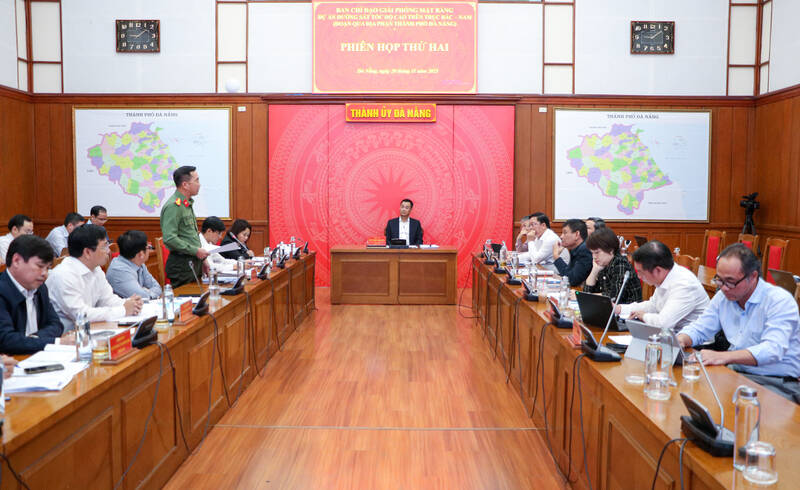 Le comite municipal du parti de Da Nang a cree un comite de pilotage pour la liberation des terrains et a promulgue un reglement sur les activites de mise en œuvre du projet de ligne ferroviaire a grande vitesse sur l'axe Nord-Sud. Photo : Comite populaire de la ville de Da Nang