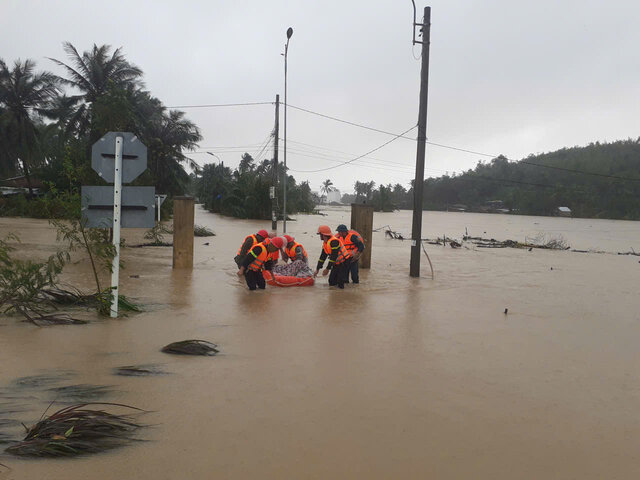 Nhieu dia ban o tinh Dak Lak dang bi nuoc lu nhan chim. Anh: Cong an cung cap