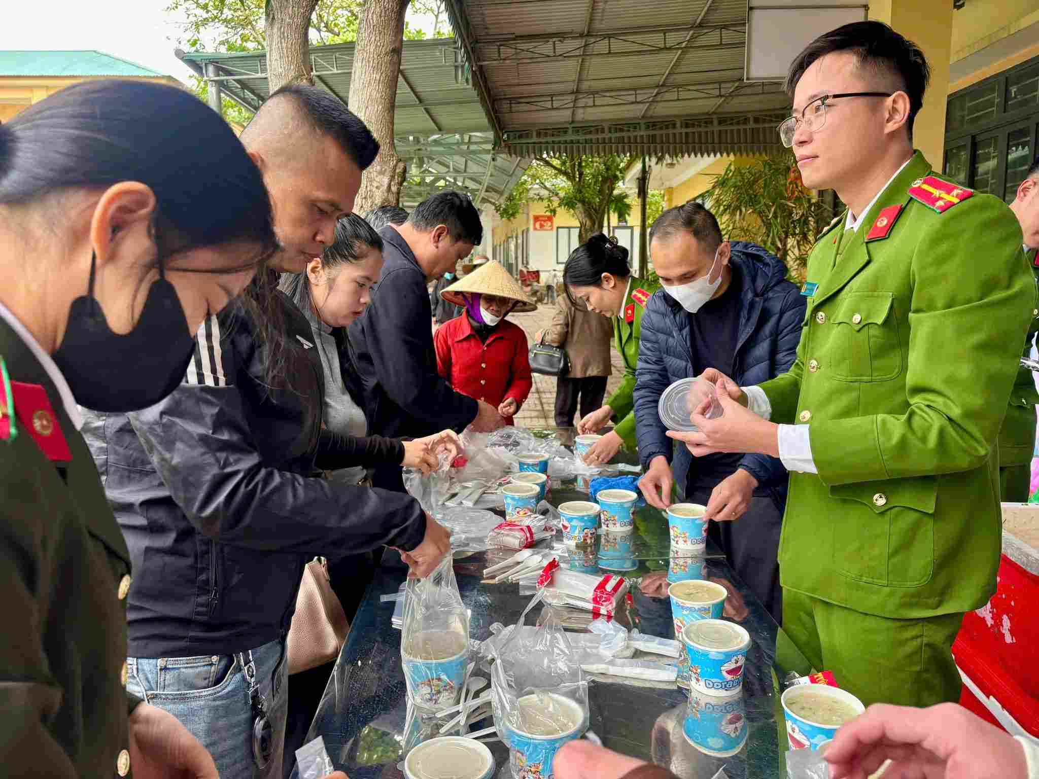 Los miembros de la Union de Jovenes de la comuna de Do Luong (Nghe An) preparan gachas para distribuir a los pacientes y familiares. Foto: Ngoc Anh