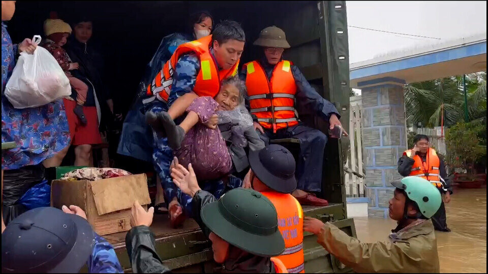 100명 이상의 간부와 군인을 동원하여 칸호아 주민들의 홍수 복구를 지원합니다