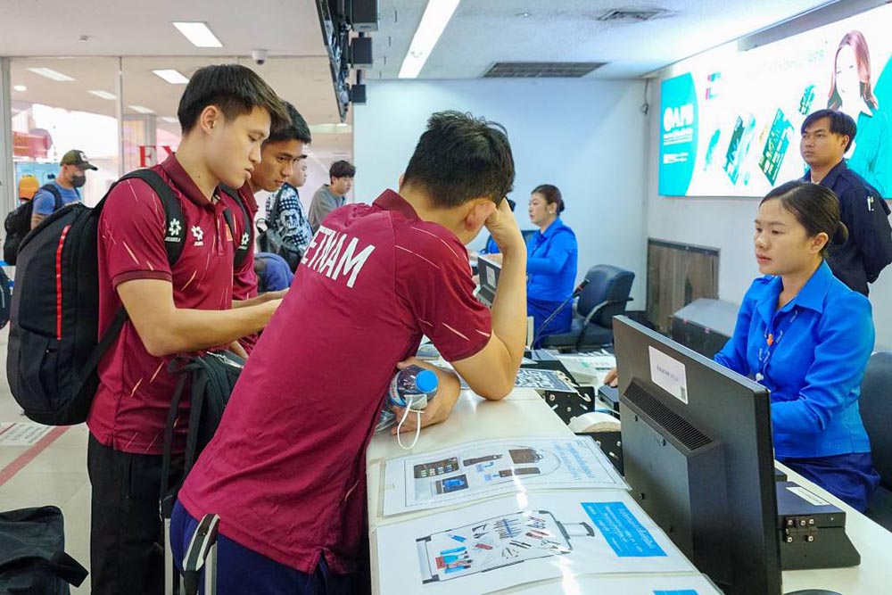 Cac cau thu lam thu tuc tai san bay. Anh: VFF