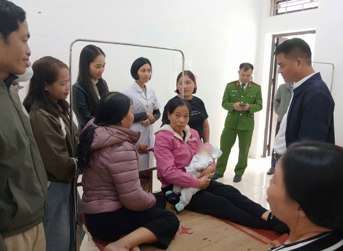 Be gai bi bo roi dang duoc nguoi dan tam thoi cham soc. Anh: UBND xa Thac Ba cung cap