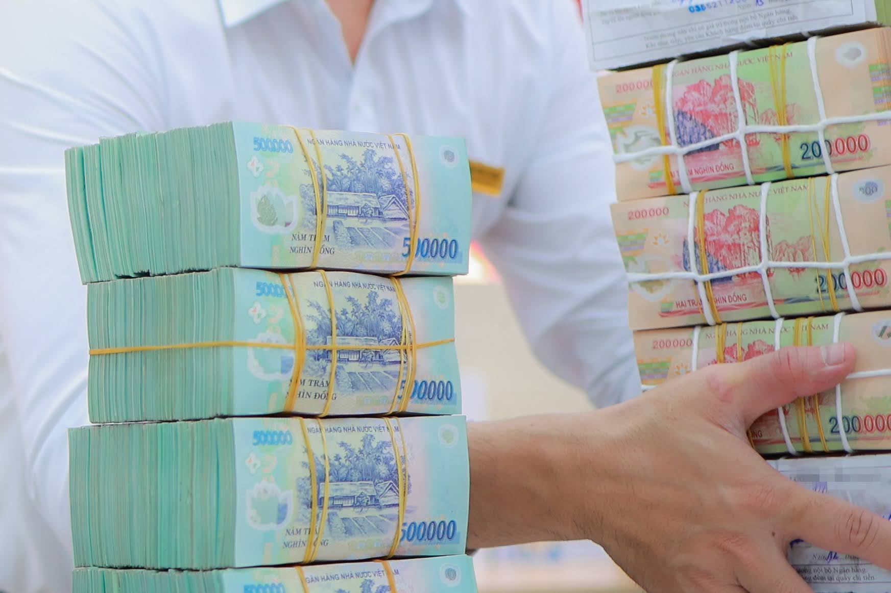 Banks compete to increase deposit interest rates (savings interest rates) at the end of the year. Photo: Hai Nguyen.