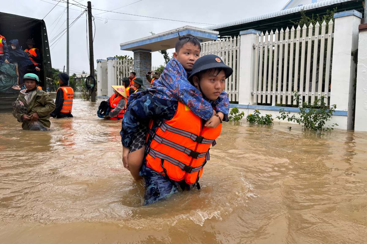 Coast Guard Region 3 soldiers supported the evacuation of people in flooded areas. Photo: CSB3