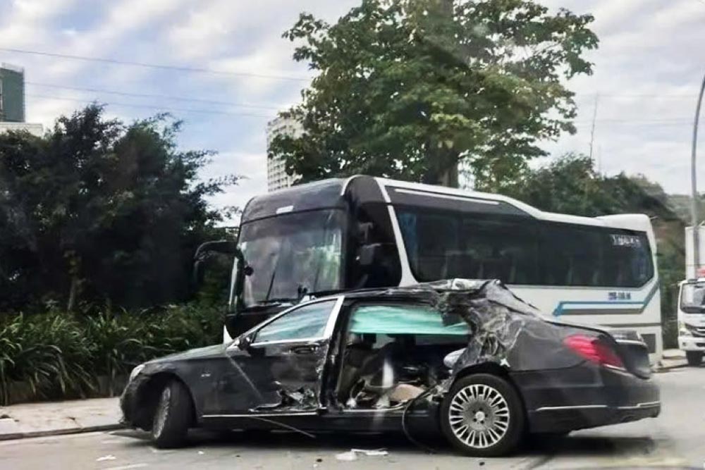 Un Maybach se estrella contra un autobus de pasajeros estacionado al borde del barrio de Bai Chay provincia de Quang Ninh. Foto proporcionada por la gente