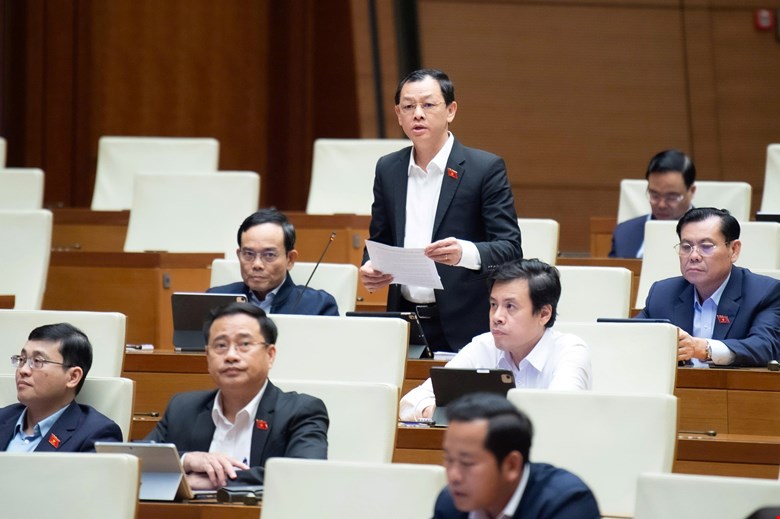 Deputy Minister of Health Nguyen Tri Thuc is concerned about if medical training is managed by the Ministry of Education and Training. Photo: Quochoi.vn