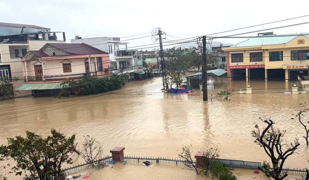 More than 553,000 customers in the Central Highlands region lost power due to floods. Photo: EVNCPC