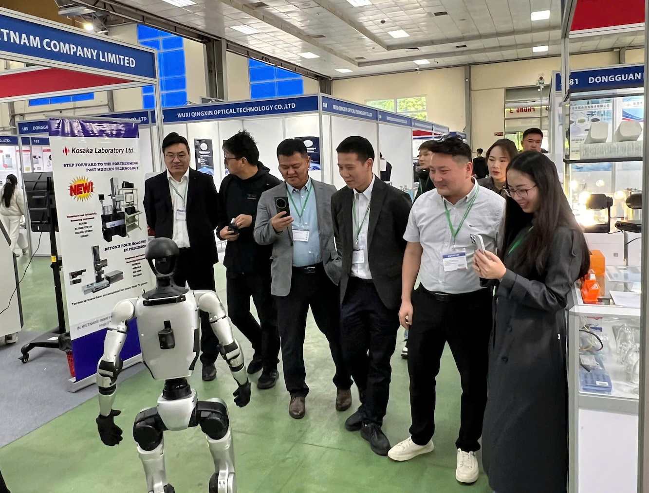 Robot hinh nguoi trinh dien tai trien lam 