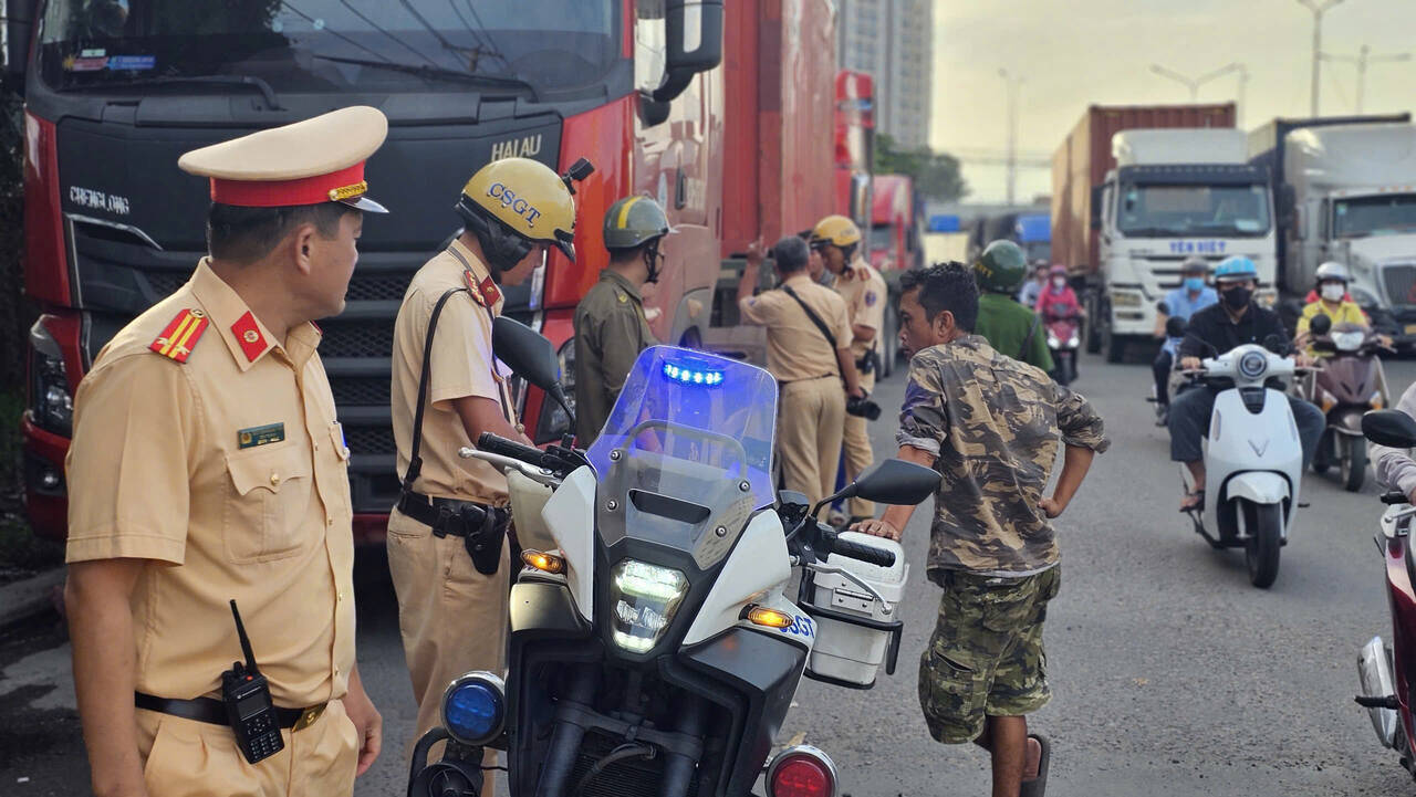 Co 15 truong hop xe container dung, do sai quy dinh bi xu ly, lap bien ban. Anh: PC08