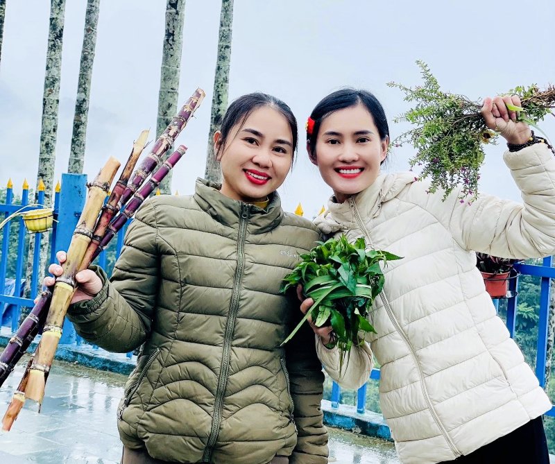 Nhung mon qua 20.11 moc mac ma thieng lieng cua hoc tro mien nui Da Nang danh tang giao vien bam ban. Anh: Tra Thu