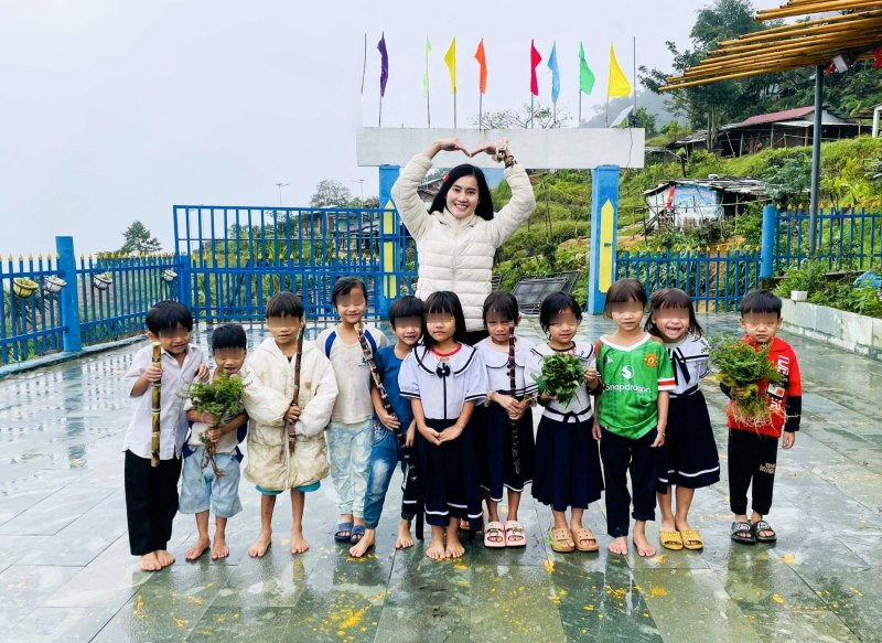 Khoanh khac xuc dong khi hoc tro vung cao mang ca nui rung vao lop de tri an thay co. Anh: Tra Thu