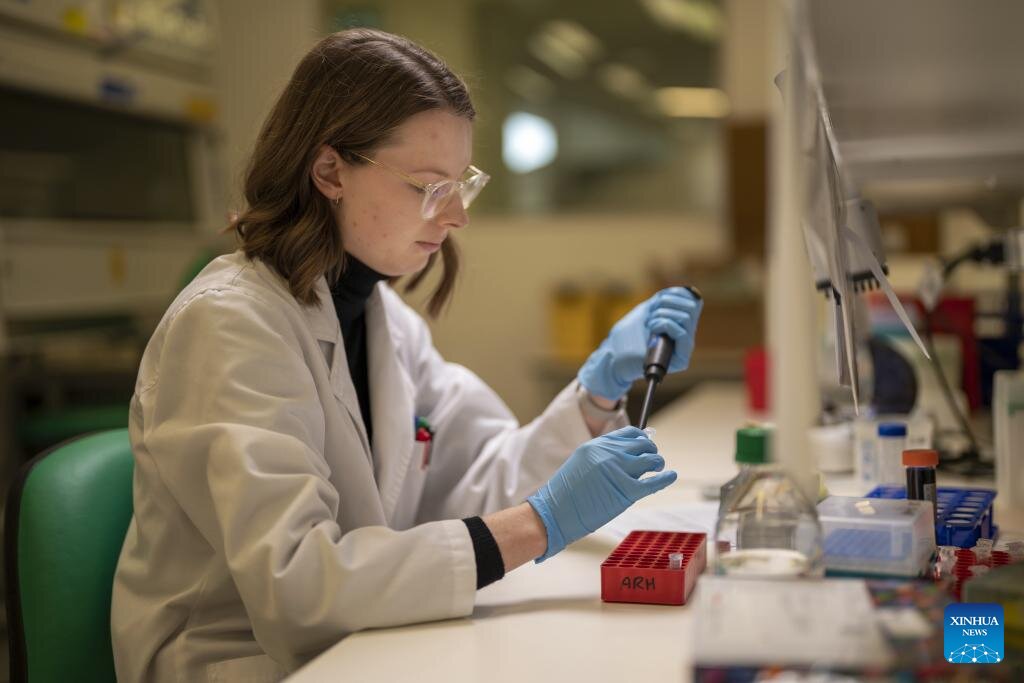 2021年7月22日、オーストラリアのカンバーラにあるオーストラリア国立大学(ANU)の研究室で作業中の研究者。写真:Xinhua