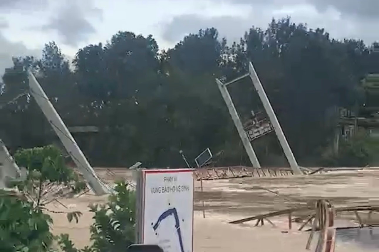 The moment the suspension bridge was swept away by floodwaters. Photo: Phuc Khanh