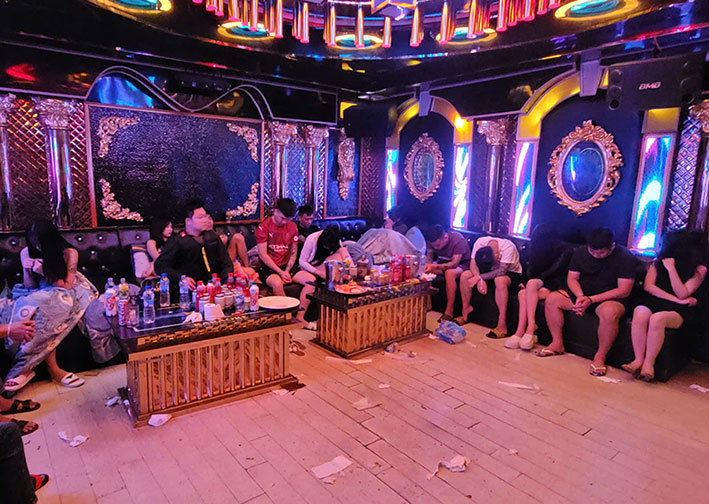 Thời điểm lực lượng chức năng kiểm tra các quán karaoke, phát hiện nhiều thanh niên dương tính ma túy. Ảnh: C04
