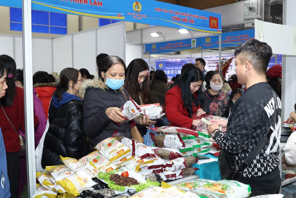 Miembros del sindicato y trabajadores participan en las compras en el Mercado Tet del Sindicato organizado por la Federacion Laboral de la ciudad de Hanoi durante el Tet Nguyen Dan Ay Ty 2025. Foto: Ngoc Anh