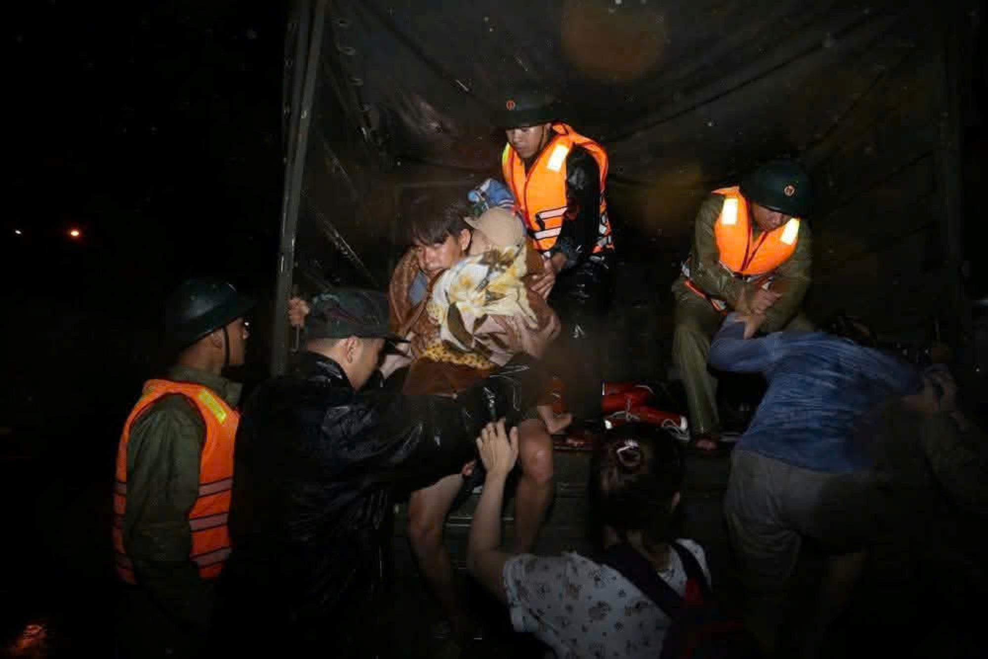 Les soldats ont sauve de nombreuses personnes a Tuy An dans la nuit du 19 novembre mais n'ont pas eu le temps de sauver le pere de la famille de l'enseignant Tran Thu Van. Photo : Le Tay