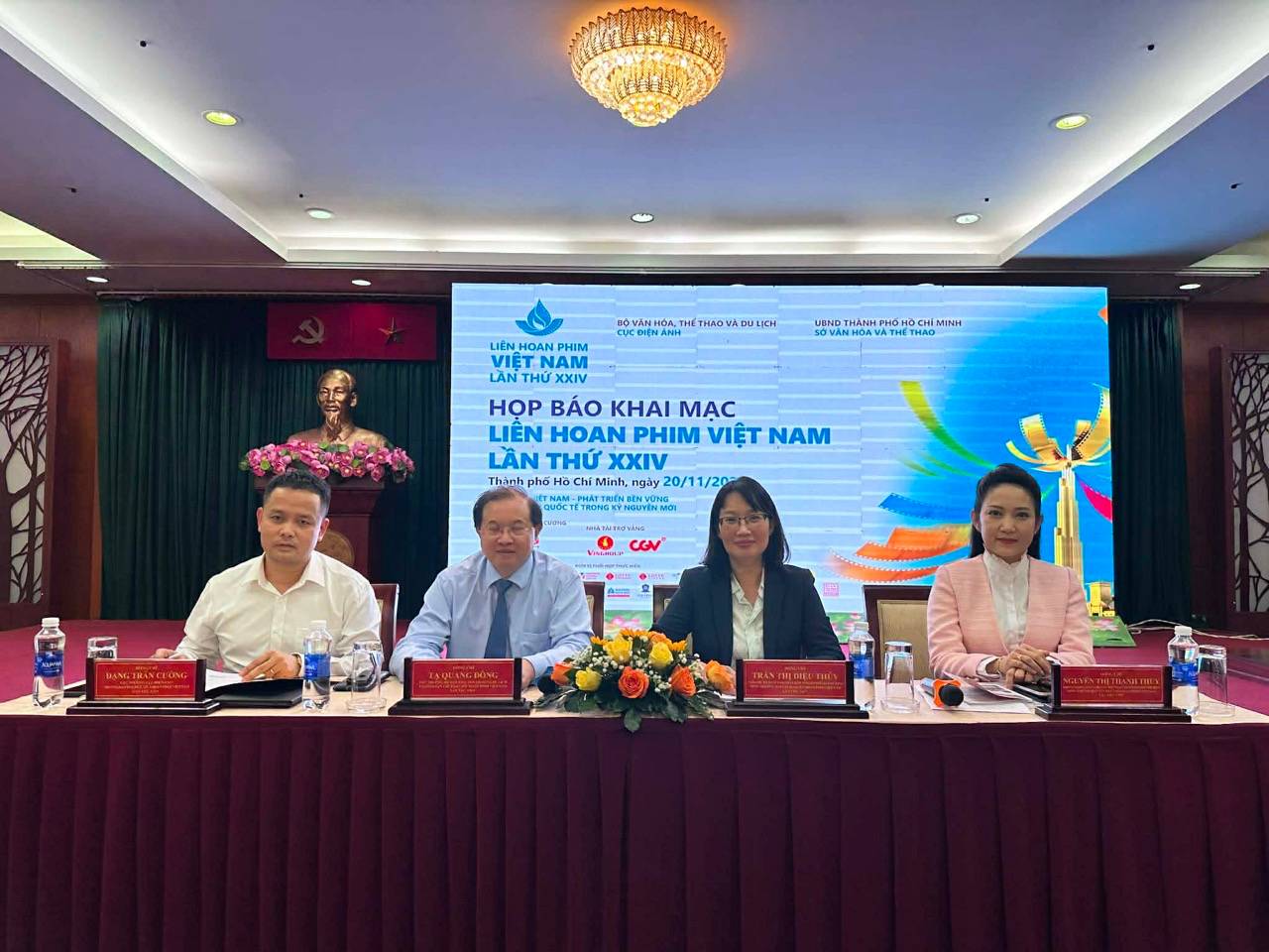 Mr. Ta Quang Dong - Deputy Minister of Culture, Sports and Tourism, Head of the Steering Committee of the Film Festival (2nd from left) attended the press conference on the afternoon of November 20. Photo: DI PY.