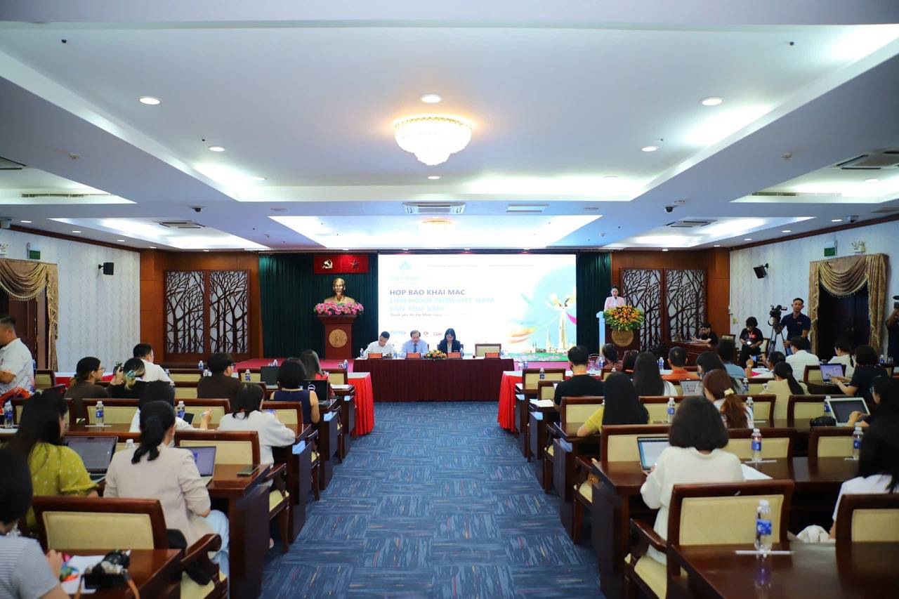 Toan canh buoi hop bao chieu 20.11. Anh: DI PY.