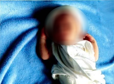 The People's Committee of Di An Ward is looking for relatives for the newborn baby girl. Photo: Provided by the authorities